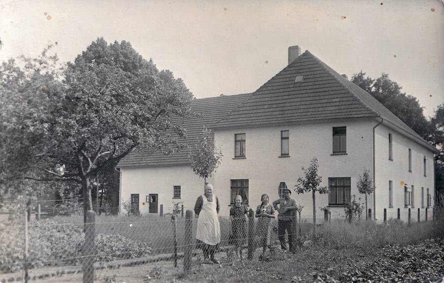 Hof Plumpe mit Alfred und Wilhelmine Plume und 2 Mädchen