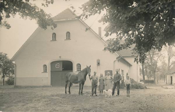 Das Bild ist 1938 entstanden und zeigt Friedrich Höllmer mit Frau und Kindern.